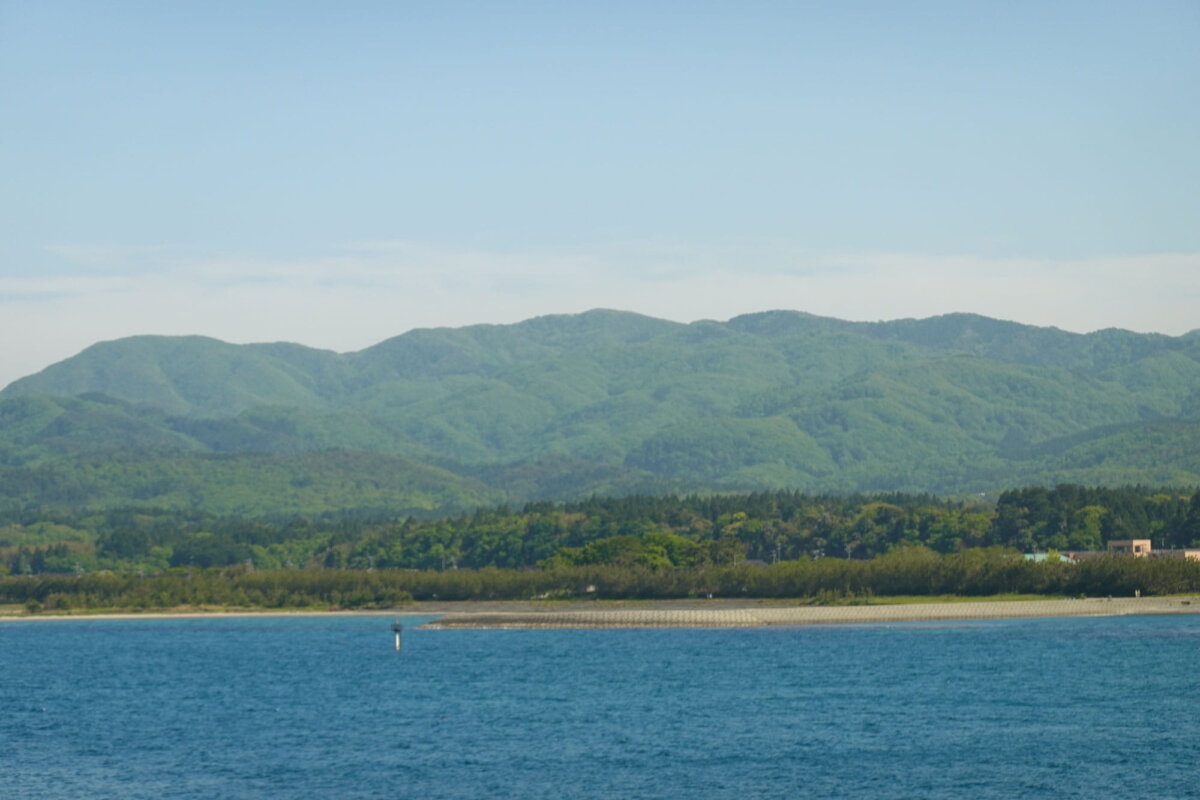 太宰治がぼやきまくった? 佐渡島遠景