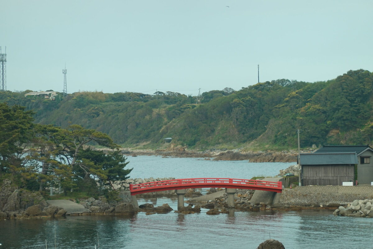 他に観光客はいなかったが風光明媚な大川集落　津神島へ渡る赤い橋