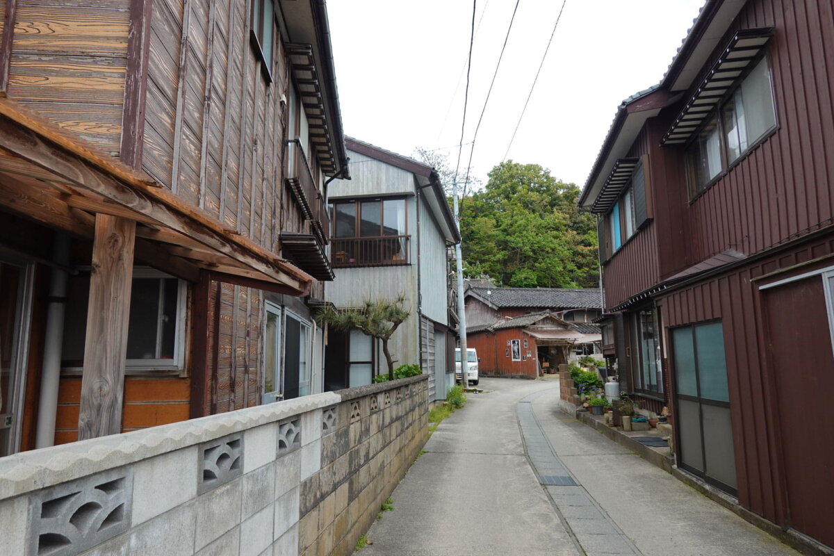 普通の路地に見えるのだが……