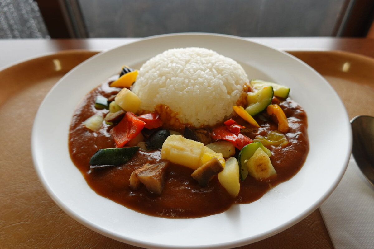 ロッジで食べたカレー。野菜たっぷりで味は本格派
