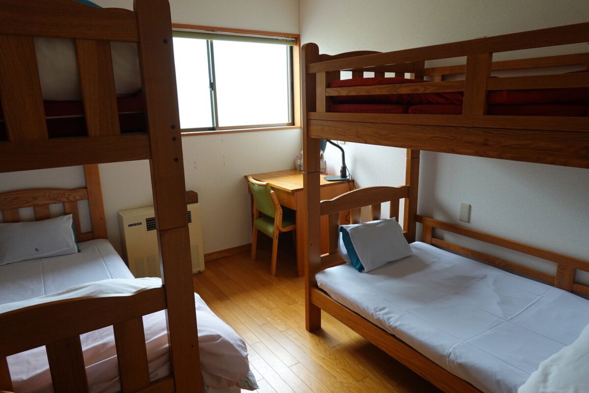 部屋はとても清潔。グループで利用するとお得