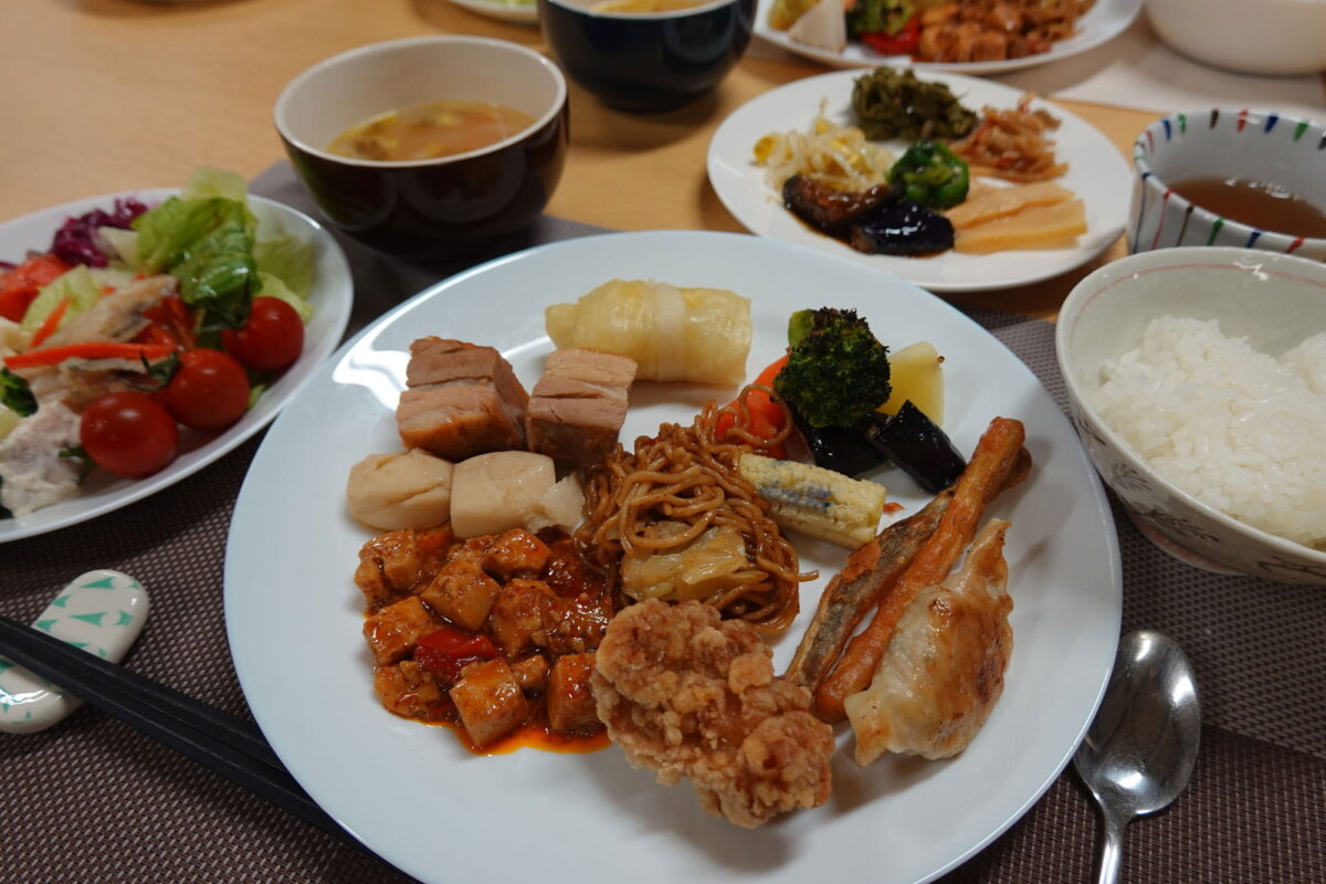 手作りの温かい料理が並ぶビュッフェ