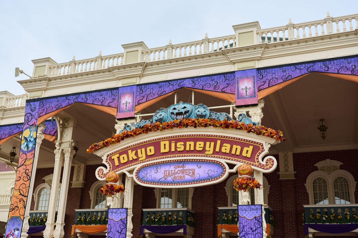 ディズニー・ハロウィーン仕様になっているワールドバザールの入口