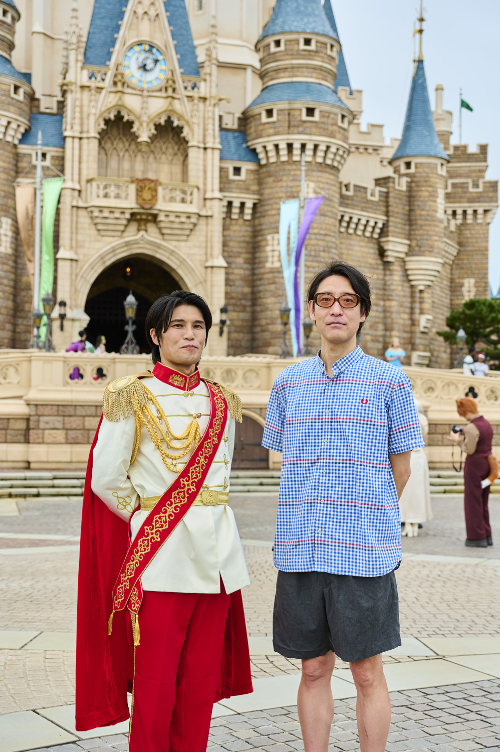 『シンデレラ』のプリンス・チャーミングと記念撮影