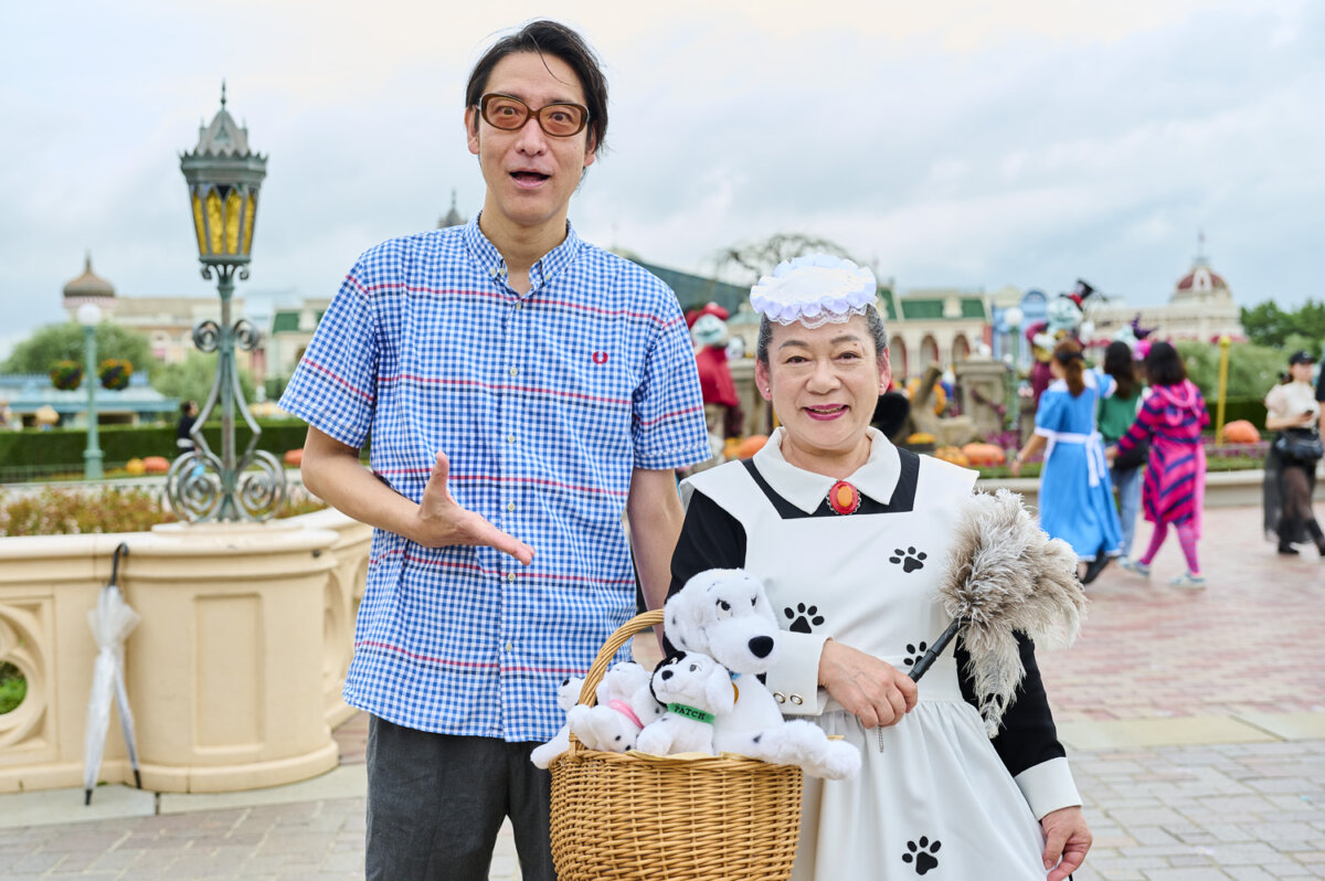『101匹わんちゃん』の家政婦のナニーと記念撮影
