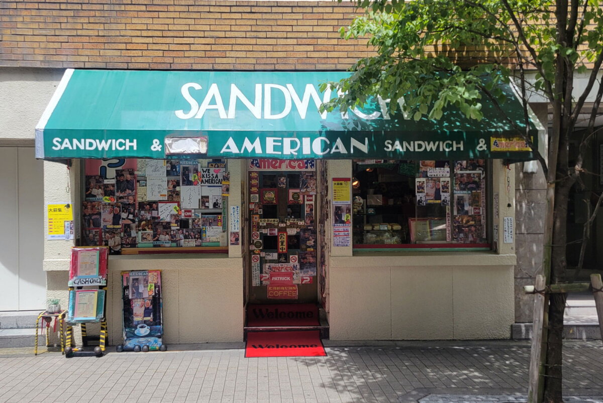 1983（昭和58）年創業。一代で43年続く人気店。名物サンドを求めて国内外からお客さんが集まる