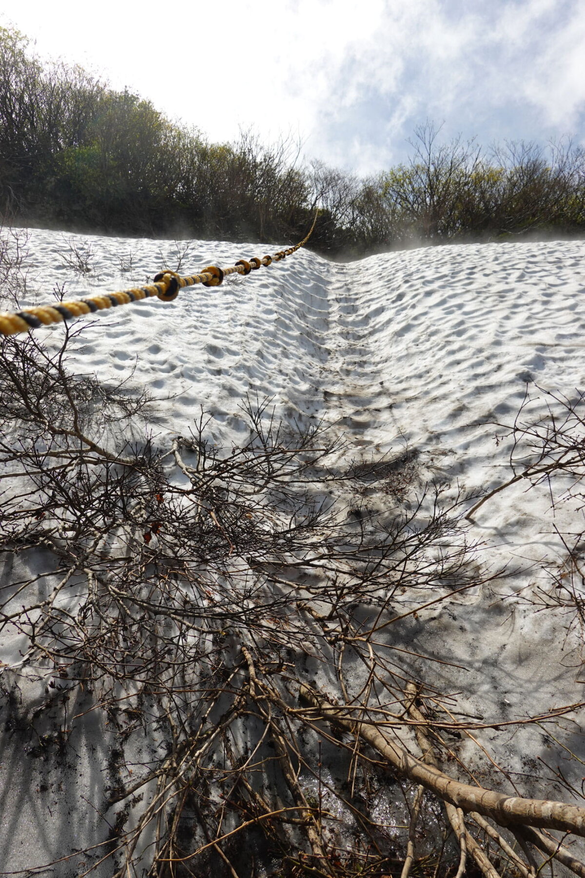 滑りそうな雪の壁にひるむ
