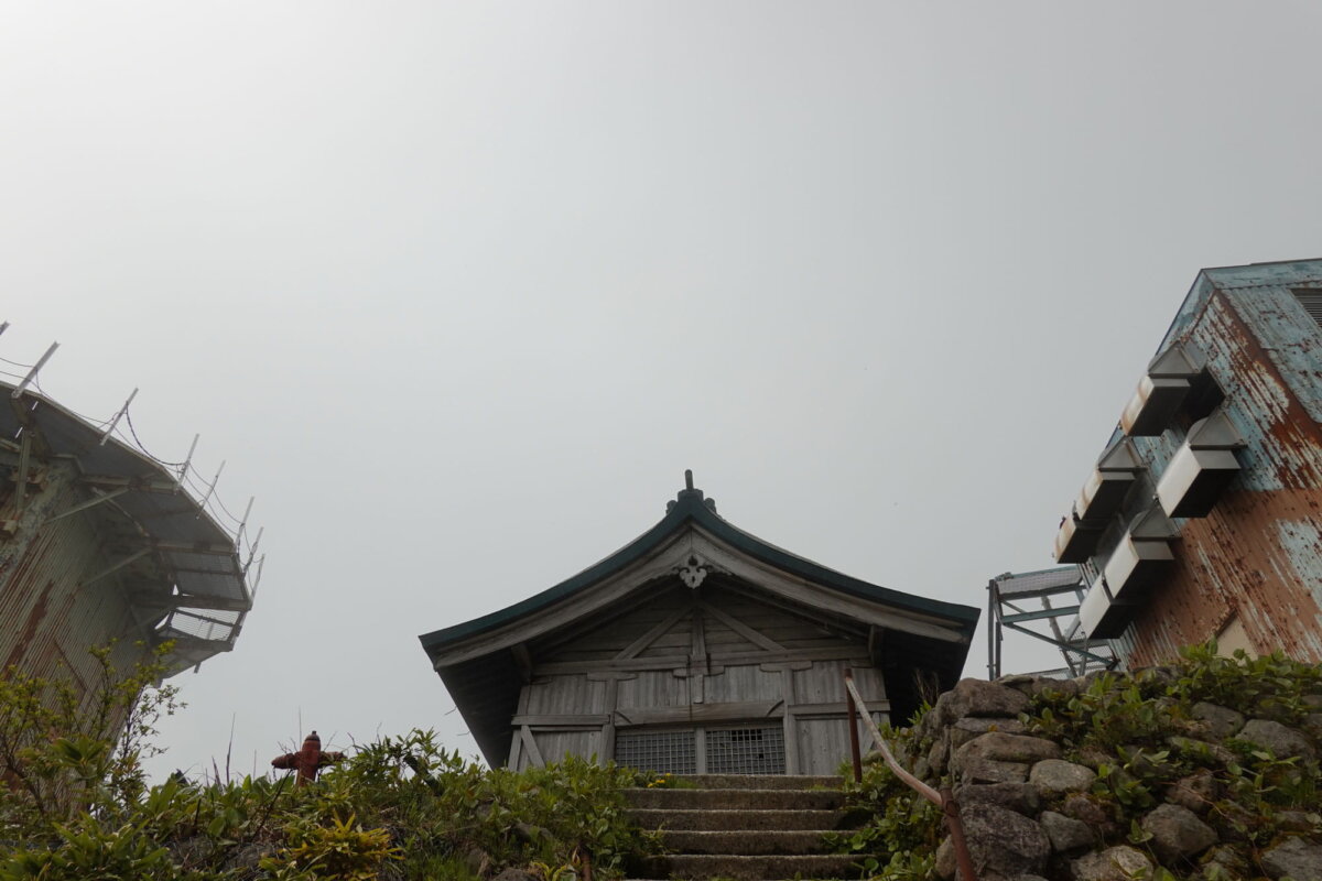 金北山山頂。神社を挟む謎の建造物。裏手にも色々