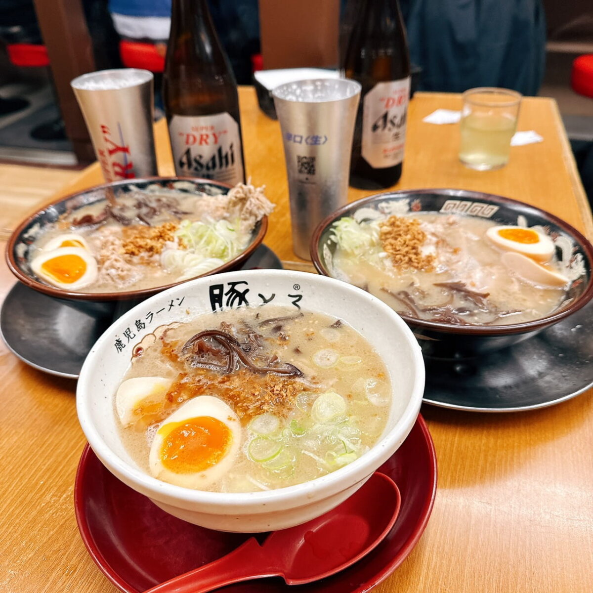 手前が茅野さんのラーメン