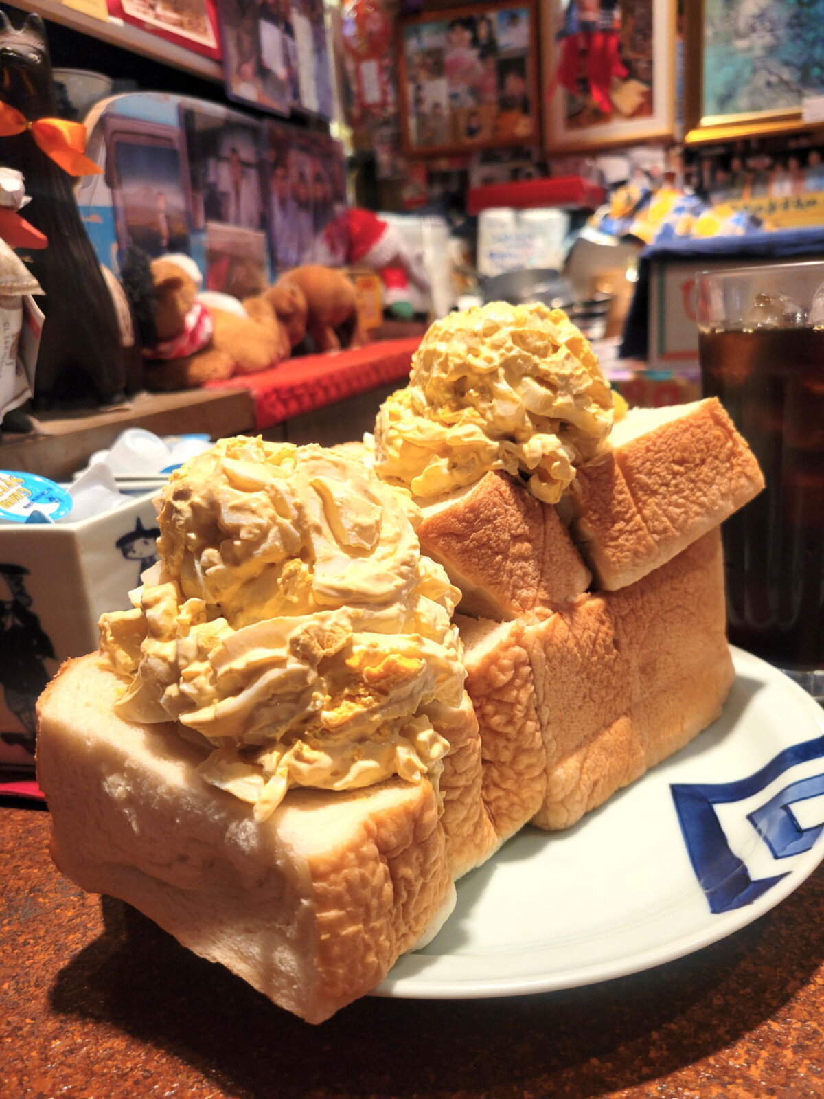 「スーパースペシャルタマゴサンド」（1300円）。見よ、迫力の巨塔を！　完食するツワモノもいるとか。もちろん残ったらお持ち帰りOK
