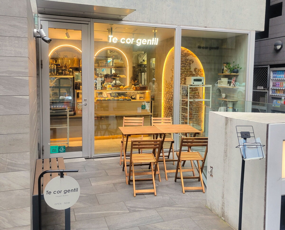 シックな外観。店内にはおいしそうなパンがズラリと並ぶ。サンドイッチに使うメンチカツなども100%ヴィーガンなので肉が好きな人もぜひ試してみて