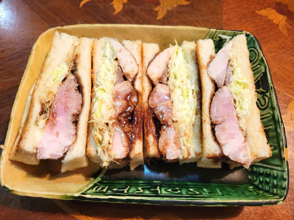 「厚切りローストポークサンド」(1100円)。肉厚のローストポークを挟んだサンドイッチもアリ。てかこの店の料理の幅広さ&ユニークさ、楽し過ぎる!