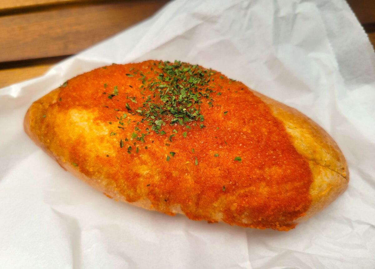 「明太フランス」(530円)もちゃっかりお味見。香ばしいフランスパンに挟んだ明太フィリングもヴィーガン