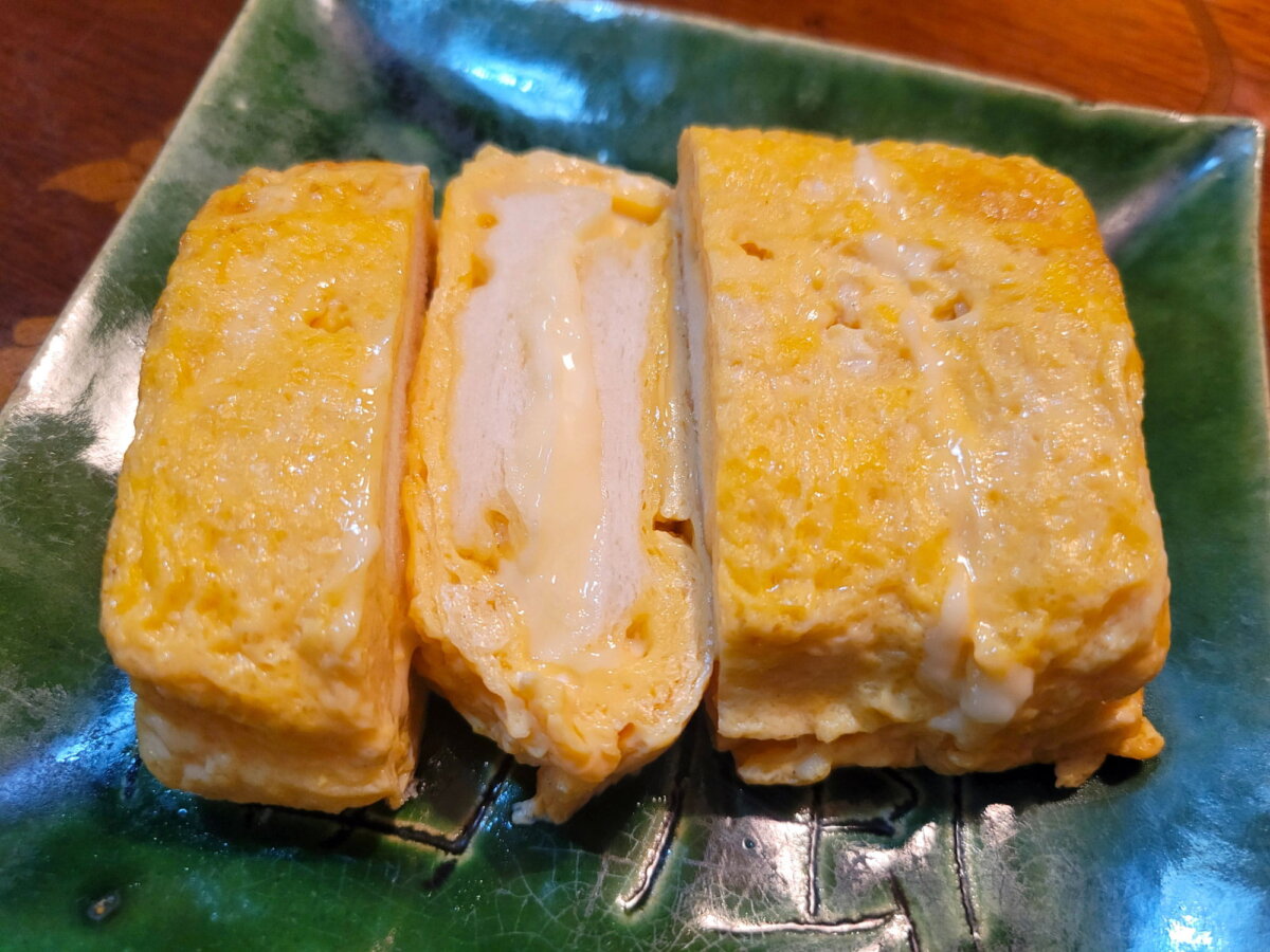 「逆玉子サンド」（748円）。ダシ巻き玉子でパンを包んじゃった。そのセンス、星みっつです！