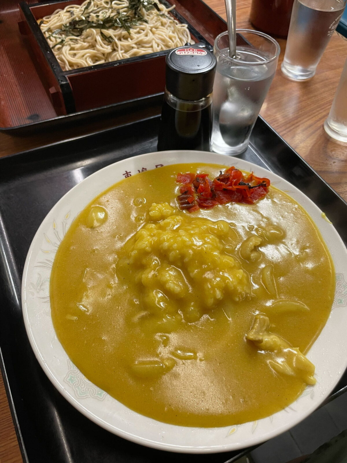 『東嶋屋』の「ライスカレー」(1000円)。コップにスプーンというオールドスタイルだ