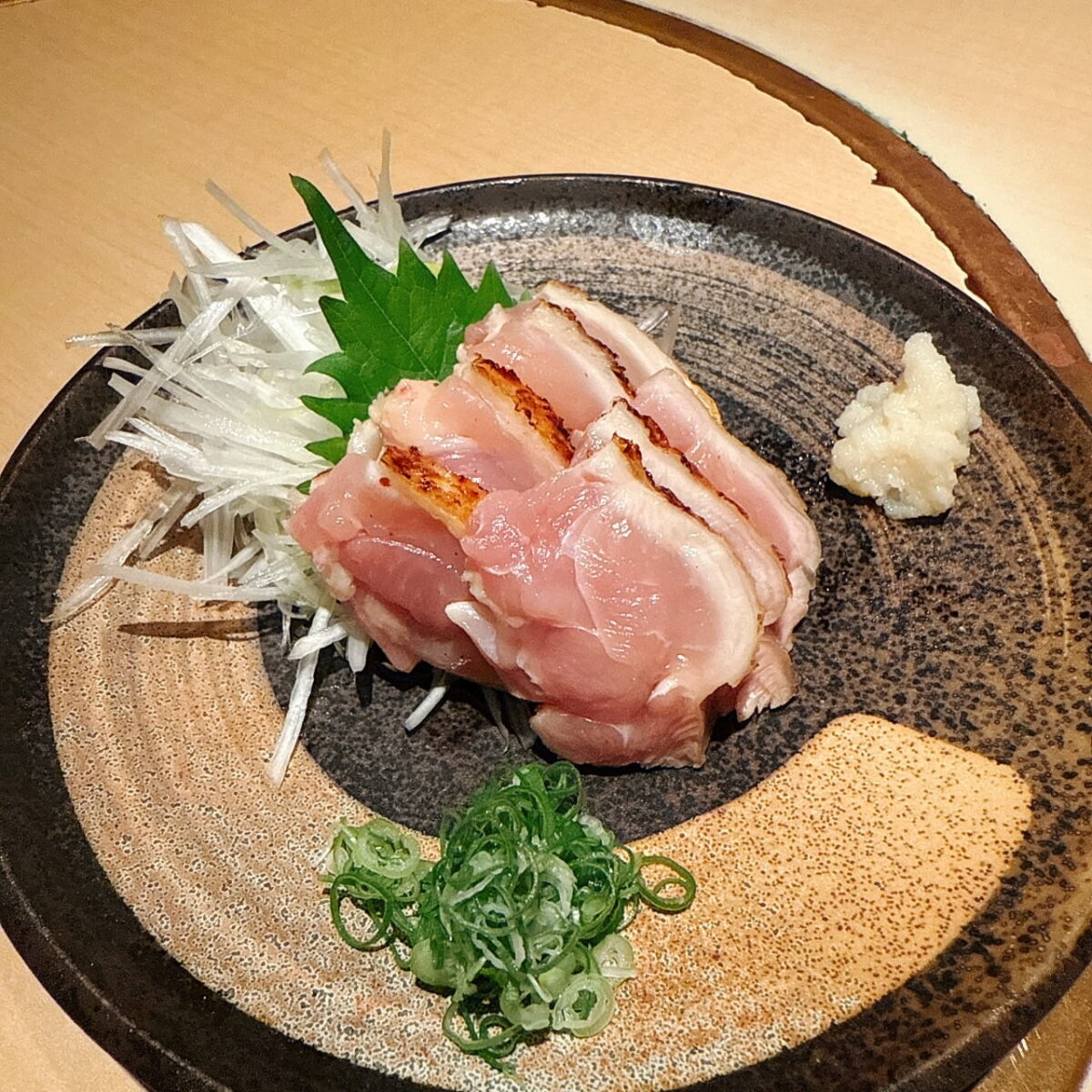 『とりなご』の鶏の炙り刺し