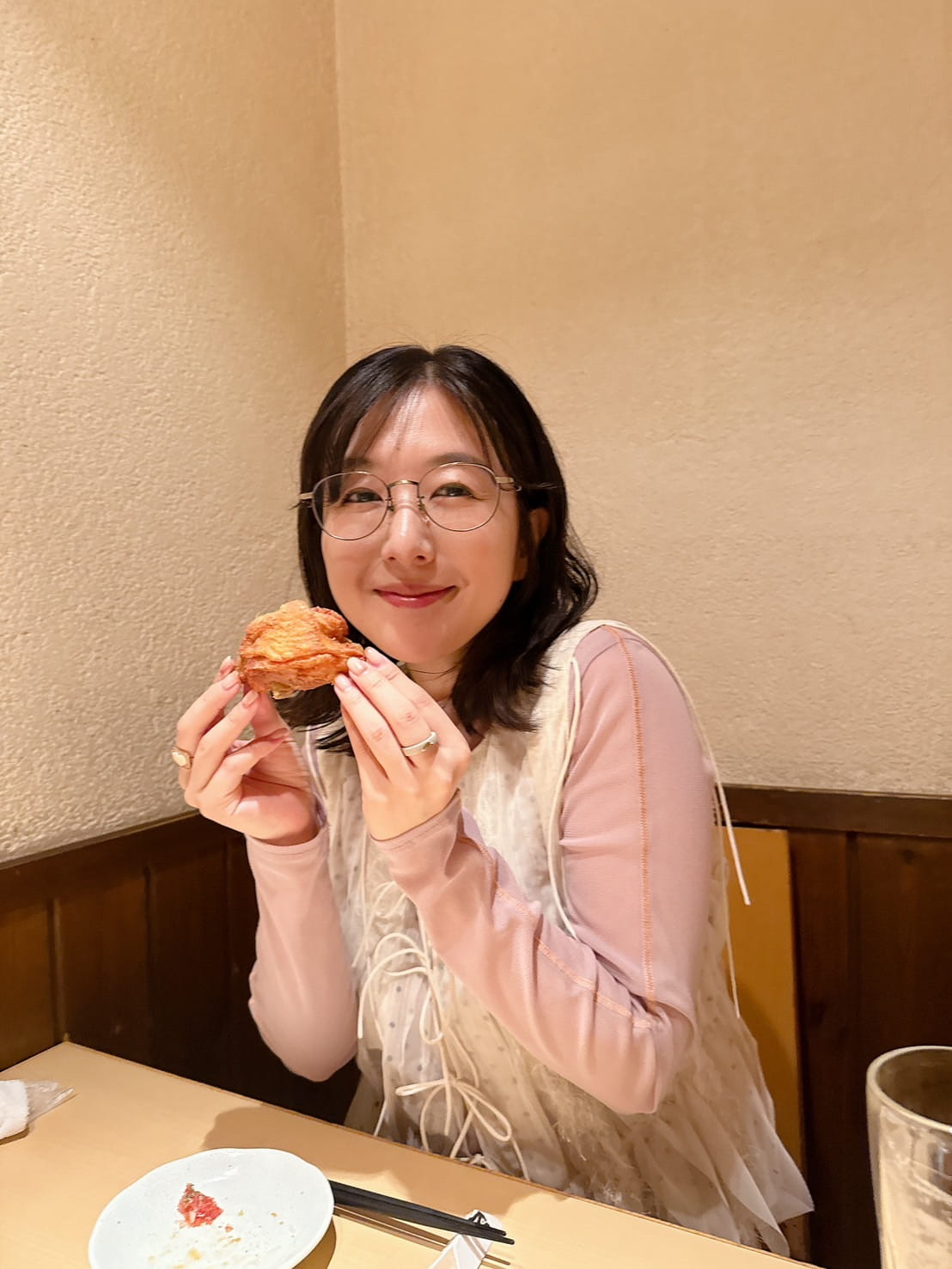『とりなご』の唐揚げを持ってニッコリ