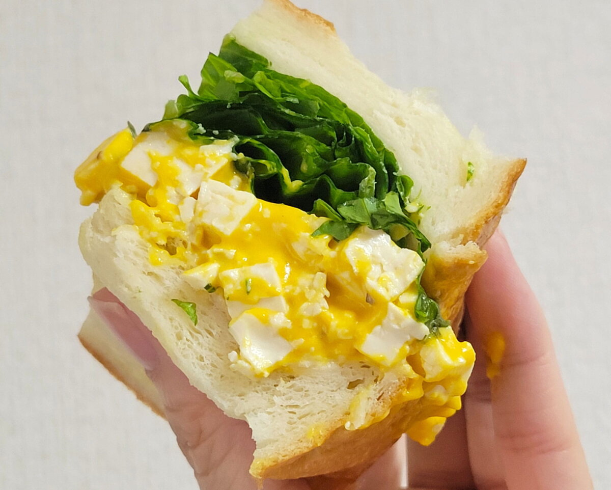 たまご風の具と野菜がたっぷり。パンもふかふかしっとりでおいしい!